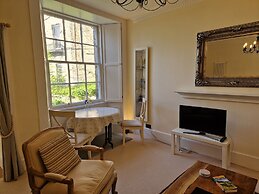 JOIVY Gorgeous Georgian Flat