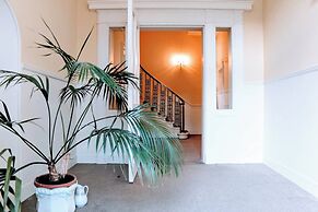 JOIVY Gorgeous Georgian Flat