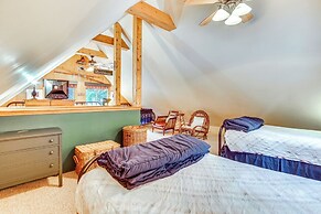 1 Mi to Lake Easton: Cozy Cascades Cabin!