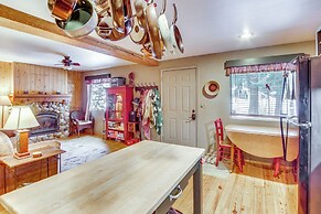 1 Mi to Lake Easton: Cozy Cascades Cabin!