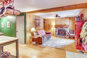 1 Mi to Lake Easton: Cozy Cascades Cabin!