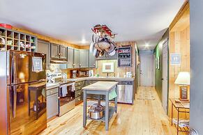 1 Mi to Lake Easton: Cozy Cascades Cabin!