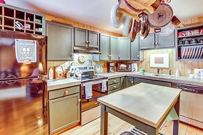 1 Mi to Lake Easton: Cozy Cascades Cabin!