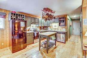 1 Mi to Lake Easton: Cozy Cascades Cabin!