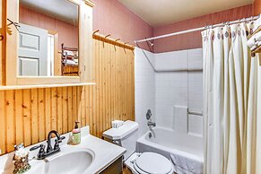 1 Mi to Lake Easton: Cozy Cascades Cabin!