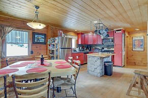 2 Mi to Skiing: Casper Cabin w/ Mtn Views!