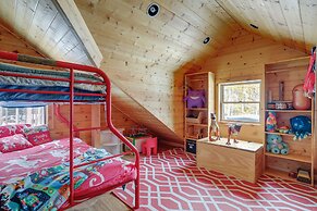 2 Mi to Skiing: Casper Cabin w/ Mtn Views!