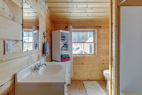 2 Mi to Skiing: Casper Cabin w/ Mtn Views!