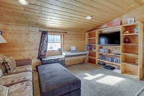2 Mi to Skiing: Casper Cabin w/ Mtn Views!