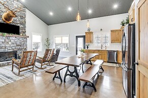 Family Retreat w/ Fire Pit & Yard in Mineral City