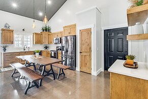 Family Retreat w/ Fire Pit & Yard in Mineral City