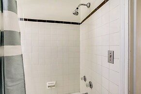 Cambridge Apt in Walkable Neighborhood