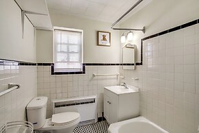 Cambridge Apt in Walkable Neighborhood