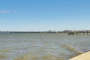 Cambridge Apt in Walkable Neighborhood