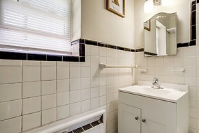 Cambridge Apt in Walkable Neighborhood