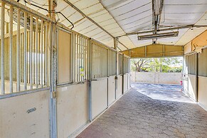 Horsey Hideaway: Ranch House in Cave Creek!