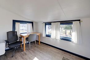 Fire Pit & River View: Serene Stay in Seaside!