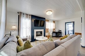 Fire Pit & River View: Serene Stay in Seaside!