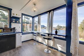 Fire Pit & River View: Serene Stay in Seaside!