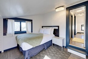 Fire Pit & River View: Serene Stay in Seaside!