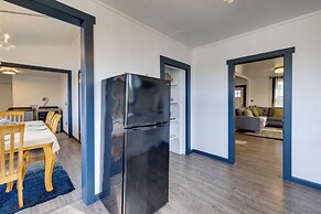 Fire Pit & River View: Serene Stay in Seaside!