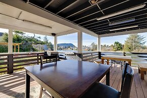 Fire Pit & River View: Serene Stay in Seaside!