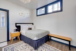 Fire Pit & River View: Serene Stay in Seaside!