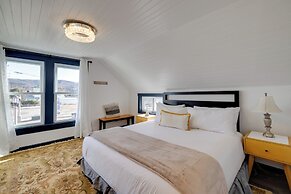 Fire Pit & River View: Serene Stay in Seaside!