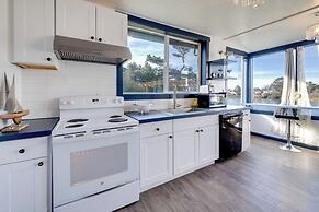 Fire Pit & River View: Serene Stay in Seaside!