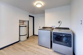 Fire Pit & River View: Serene Stay in Seaside!