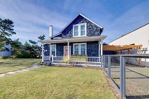 Fire Pit & River View: Serene Stay in Seaside!