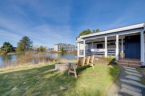 Fire Pit & River View: Serene Stay in Seaside!