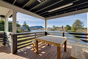 Fire Pit & River View: Serene Stay in Seaside!
