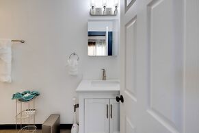 Fire Pit & River View: Serene Stay in Seaside!