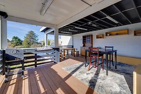 Fire Pit & River View: Serene Stay in Seaside!