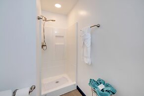 Fire Pit & River View: Serene Stay in Seaside!