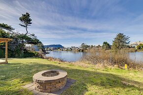 Fire Pit & River View: Serene Stay in Seaside!