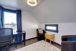 Fire Pit & River View: Serene Stay in Seaside!