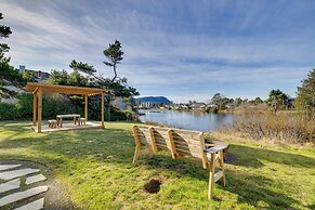 Fire Pit & River View: Serene Stay in Seaside!