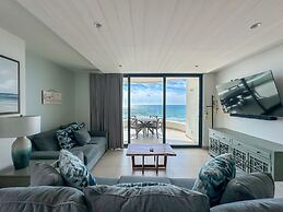 Paradise Found Luxe 2BR Condo in Iconic Location