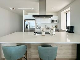 Paradise Found Luxe 2BR Condo in Iconic Location