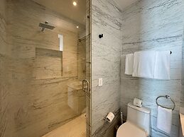 Paradise Found Luxe 2BR Condo in Iconic Location