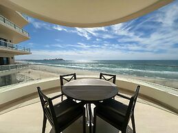 Paradise Found Luxe 2BR Condo in Iconic Location