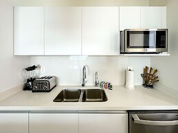 Paradise Found Luxe 2BR Condo in Iconic Location