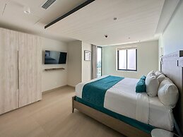 Paradise Found Luxe 2BR Condo in Iconic Location