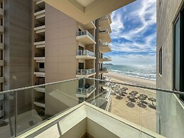 Paradise Found Luxe 2BR Condo in Iconic Location