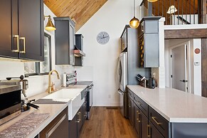 Golden Peak Cabin 3 Bedroom Home