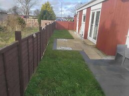 1br-garden-parking-pets-10 Mins to Beach