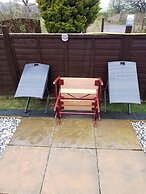 1br-garden-parking-pets-10 Mins to Beach