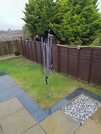 1br-garden-parking-pets-10 Mins to Beach